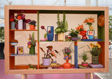 Trend 2: Intriguing Decor. Een warme kleurenkaart, ruitjesprint en gemengde plantenbakken. 