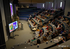 De zaal was goed gevuld met voornamelijk vrouwelijk publiek