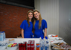 Rikkie en Lotte zorgen er voor dat er genoeg te eten en te drinken is 