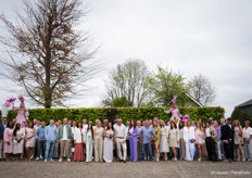 Een grote groep gasten uit binnen- en buitenland bij Voorn Spray Roses in Luttelgeest