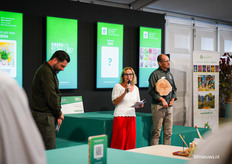 Helma van der Louw, voorzitter van de KVBC reikt de prijs van de beste noviteit uit