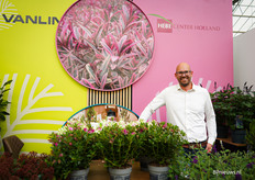 Bart van der Weijde van Hebe Center Holland met laatste leverbare pot 13 Allblooms dit seizoen 