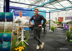 De mannen van Luiten Greenhouses, Mitchell van Rijsoort en Jeremy van der Meer met verzorgd groen van Fleur