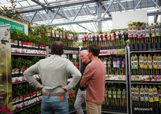 Arjan Scholten in gesprek met klanten in de stand van Van der Starre