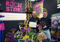 Jan Eppinga en Lars van Steekelenburg van Florensis met hun winnaar, de Buddleja daviidi Little Rockstars