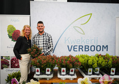 Marije en Jos van Kwekerij Verboom laten de Skimmia zien 