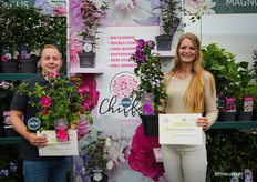 Frits van der Starre en Joanne de Waard van Kwekerij Roos met hun zilveren en bronzen winnaars