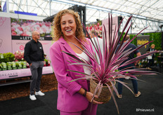 Onze eigen Mirthe Walpot op de foto gezet door buurman Christoph Stevens van FlorAmor met een van hun Cordyline. Wat een match he?