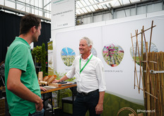 In gesprek met een klant bij Van Nifterik