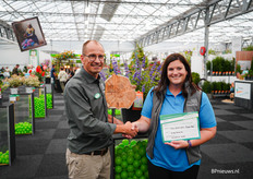 Hans Cok van Groen-Direkt reikt de prijs van Bezoekersfavoriet uit aan Layci Gragnani van Bailey Nurseries