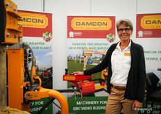 Heidi van Damcon met hun 'tree wrapper'