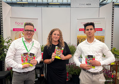 Daan Sturm, Mirthe Walpot en Antoine Clarijs van ons eigen team om de nieuwe handboeken uit te delen en de foto's op de beurs te maken! 