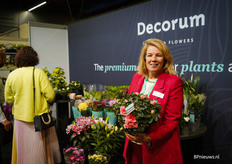 Joan Petermeijer van Decorum showt een Azalea van FlorAmor, een van de nieuwste aanvoerders bij Decorum. 