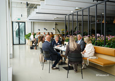 Tijdens de implementatierondes gaan de marketeers in groepjes uiteen om de vraag te bespreken: hoe krijgen we de boodschap van onze sector herkenbaar door de keten?