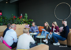In de kantine van Anthura zijn genoeg fijne zitplekken om in groepjes bij elkaar te zitten