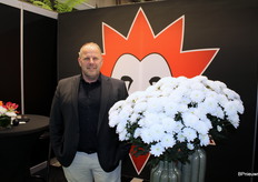 Chris Biesheuvel doet de verkoop van Lewis Flowers.