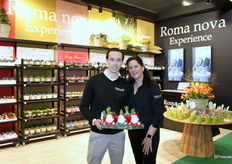 Dean en Brenda Willemsen van Roma Nova. Dean was jarig op de beurs.