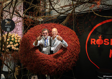 Cock van der Hoorn (Coloriginz) en Eric Stokman (Rosefruits) in de grootste rozenbottelkrans ter wereld. Er kan op geboden worden voor het goede doel.