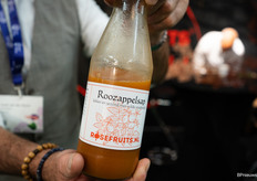 Roozappelsap met rozenbottels van Rosefruits.nl