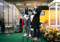 Met een megafoon klinken er af en toe spannende geluiden door de hal