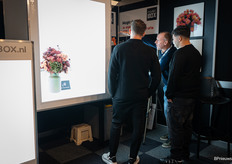 Bezoekers bij Magix Box krijgen een uitgebreide uitleg over de producten