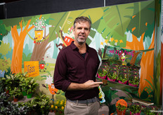 Ronald van der Knaap van Kwekerij Tass laat de nieuwe retaildisplay van de vleesetende plantjes zien