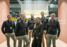 Het team van Dutch Lily Masters in hun opvallende stand recht voor ingang Geel van de Trade Fair