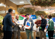 In de categorie Buitenland gaat Tambuzi er met de prijs vandoor, die Tim Hobbs dankbaar in ontvangst neemt