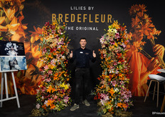 Levi Evers van Bredefleur tussen de lelies