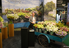 John Elstgeest tussen de lisianthus voor de promotie van zijn nieuwe boek