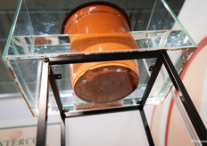 De pot van Interco heeft een luchtkamer voor biologische bestrijding zoals spinnetjes