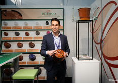 Dennis Voskamp van Interco laat deze nieuwe pot zien