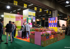 Drukte op de stand van LG Flowers
