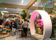 Een kijkje in de stand van de Dutch Flower Group