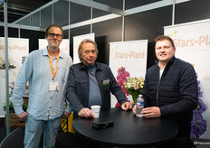 Geert Valstar van Valstar Handling kwam een kijkje nemen bij Nic Straathof en Daniel Valstar van Stars-Plant
