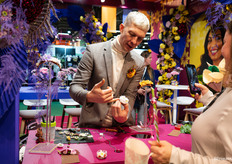 In de stand van Deliflor maakt Ahti Lyra mooie creaties met de chrysanten