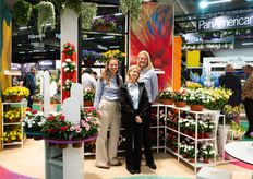 Eva, Sarah en Mieke van PanAmerican Seed in hun op Van Gogh geïnspireerde stand