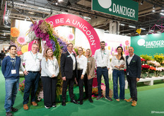 Het team van Danziger staat de shinen bij de unicorn