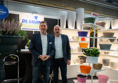 Ted Verbraeken en Walter Alderden van de Bruin Plantpot met de nieuwe Kornu sierschaal