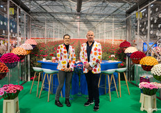 Tessa en Aad van der Wilt van de gelijknamige gerberakwekerij met hun fleurige blazers aan