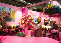 In de stand van Dekker Chrysanten wordt flink uitgepakt met een bloemenbar