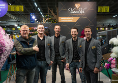 De mannen van VannoVa met een klant op de stand
