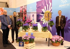 Klaas Droog, Munenori Inagaki en Ties Klapwijk van Suntory Flowers Europe, naast de nieuwe Senetti Blue Spoon. De varieteit won de Best Novelty Introduction Award in de categorie Spring Plants