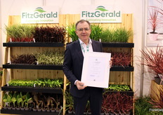 Pat FitzGerald van FitzGerald Nurseries laat trots de Novelty Award zien die ze hebben gewonnen voor Ficus carica Fignomenal