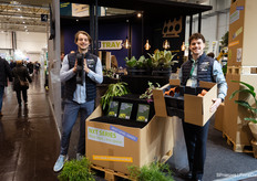 Daan Swart van Multi Tray en Steef van Schie van IQ Packaging laten de nieuwe NXT series van Multi Tray zien.