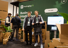 En Steef van Schie en Daan Swart in het gedeelte van de stand van IQ Packaging