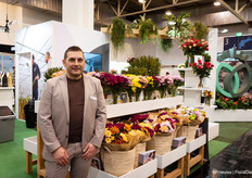 Erik van Wijk laat de chrysanten van Kiep Flowers zien