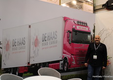 Chris van Leeuwen (De Haas Road Cargo) vertelde dat deze rose truck dagelijks wordt bestuurd door Rianne. Iedere chauffeur mag zelf de kleur vd cabine bepalen