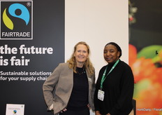 Monique Peters samen met Amelia Watindi van Fairtrade. Presenteerde trots de eerste Faitrade Ponsetia's.