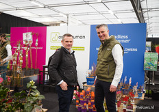Reinier Visser (rechts) van Arie Bouman in gesprek met een klant